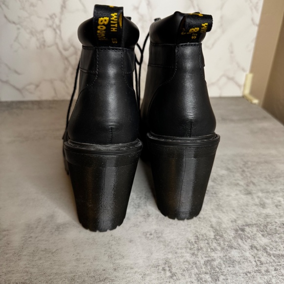 Authentic Dr Martens Women's Averil Fashion Boot size 9 - Picture 2 of 3